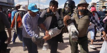 El fotógrafo de EFE Aldair Mejía, herido mientras cubría las protestas en Perú