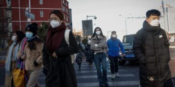 China busca superar la oleada de covid y considera “inaceptables” las restricciones a pasajeros