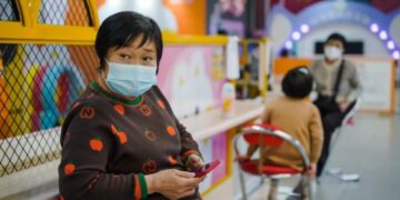 China anuncia casi 60.000 muertes relacionadas con la covid en el último mes