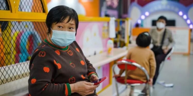 China anuncia casi 60.000 muertes relacionadas con la covid en el último mes