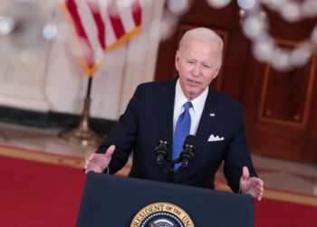 Biden promete seguir luchando para restaurar el derecho al aborto en EE.UU.