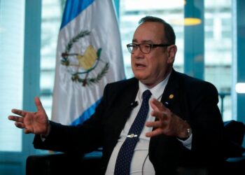 El presidente de Guatemala pide “cordura” a Petro y dice que no hay persecución a Iván Velásquez