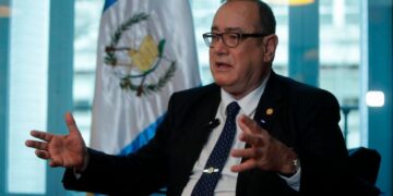 El presidente de Guatemala pide “cordura” a Petro y dice que no hay persecución a Iván Velásquez
