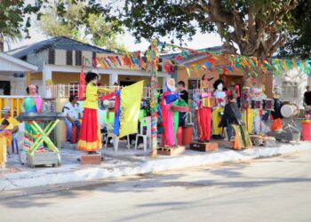 Los robots de San Pachito piden pista para bailar