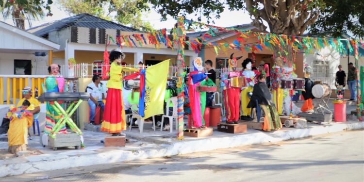 Los robots de San Pachito piden pista para bailar