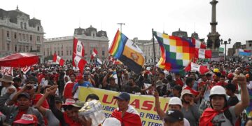 Miles de peruanos marchan de nuevo en Lima contra el Gobierno de Boluarte