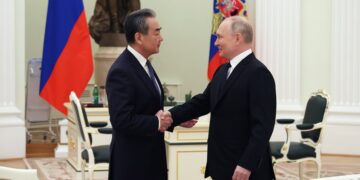 Putin recibe al responsable de la diplomacia china para conocer la iniciativa de paz de Pekín sobre Ucrania