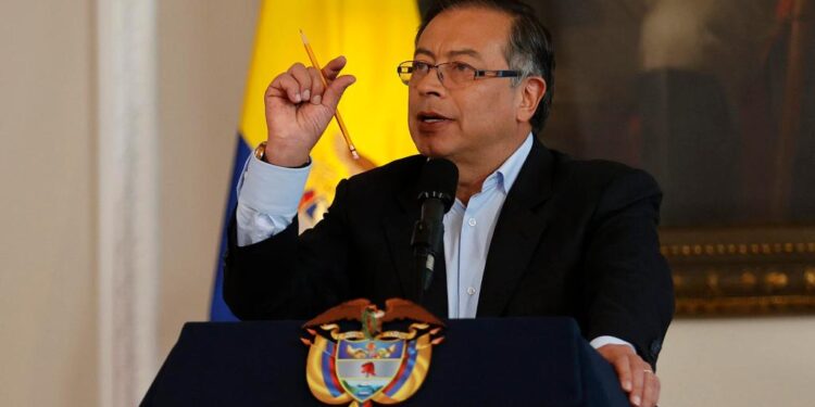 Petro pide que investiguen a familiares por presuntos beneficios a criminales