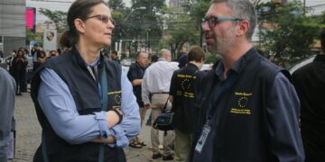 Observadores velan por la transparencia en una reñida votación en Paraguay